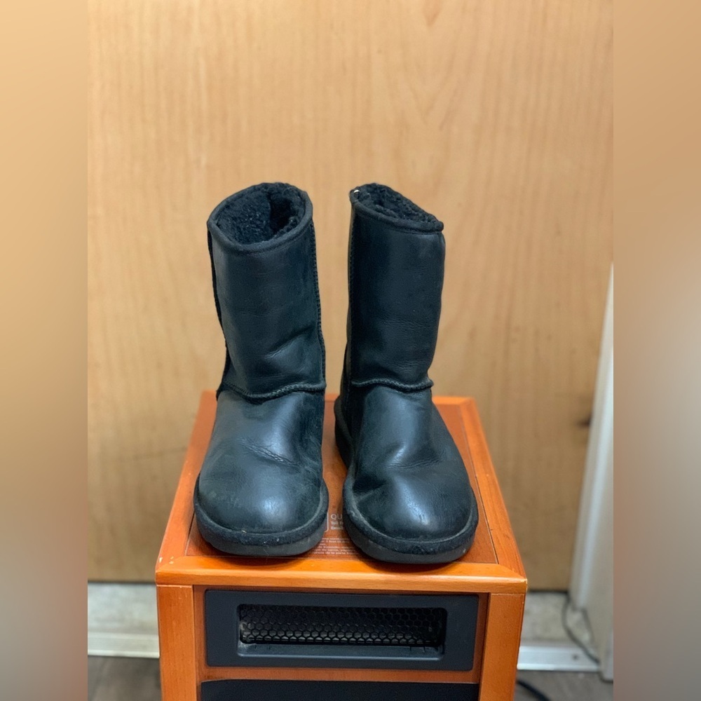 Ugg Black Leather Mid-Calf Sherpa Lined Boots. Size-7. Cozy Minimalist